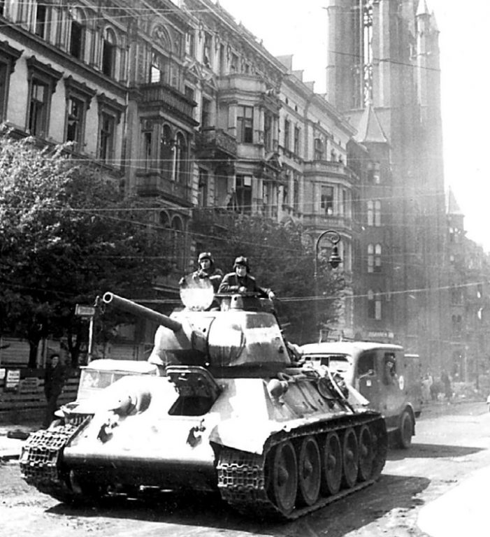 Танк Т-34 выпуска 1943 года на улице Берлина. Май 1945 года.