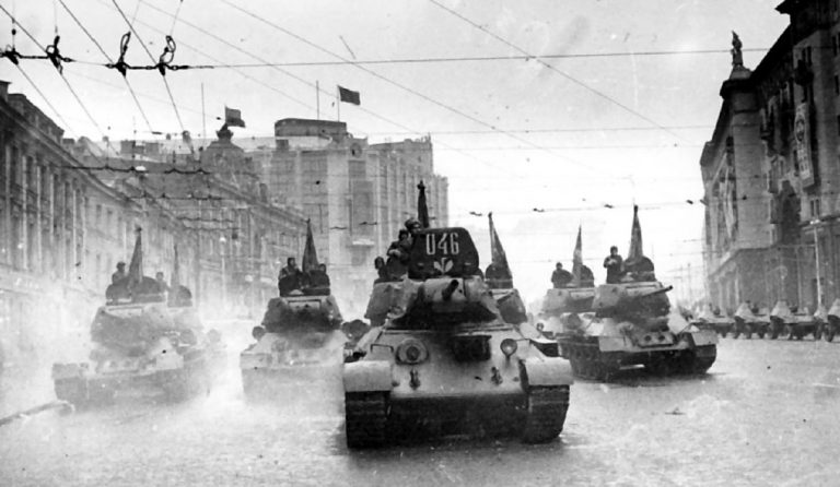 «Тридцатьчетверки» 4-й гвардейской танковой Кантемировской дивизии на ул. Горького перед парадом. Москва, 7 ноября 1945 года.