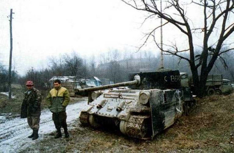Этот довольно необычно экранированный сербский Т-34 «С ВЕРОЙ!» прошел всю боснийскую войну