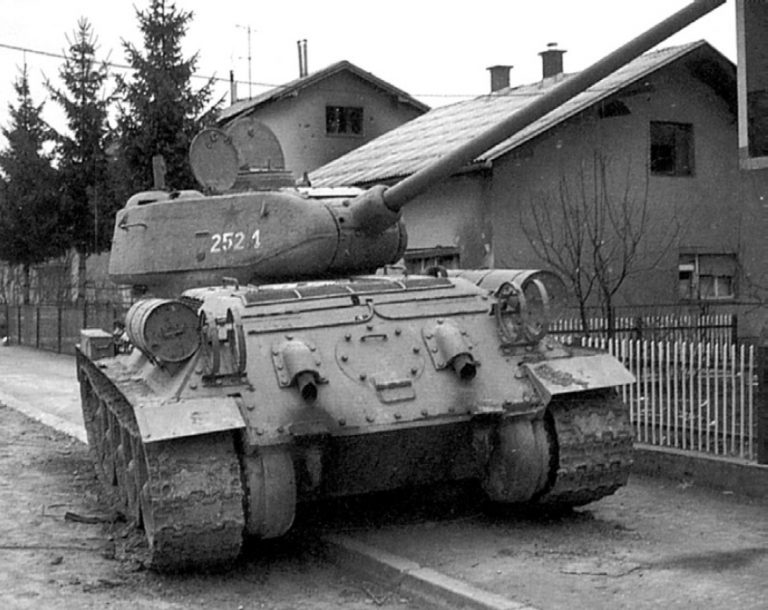Балканы 1991 года - подбитый югославский Т-34