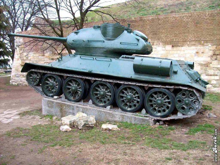Танк Teski Tenk Vozilo в военном музее в крепости Колемегда в Белграде