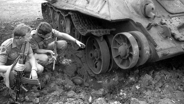 Солдаты армии ЮАР осматривают подорвавшийся на мине ангольский Т-34-85. 1976 год.