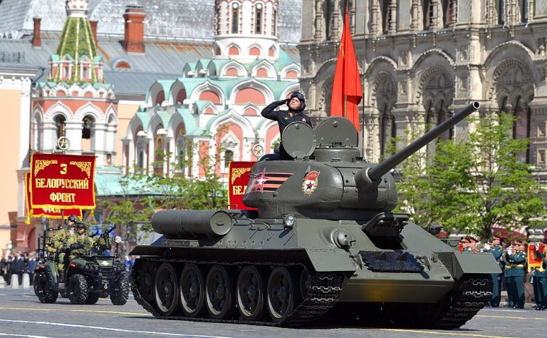 Танк Т-34-85  на Красной площади на параде 9 мая 