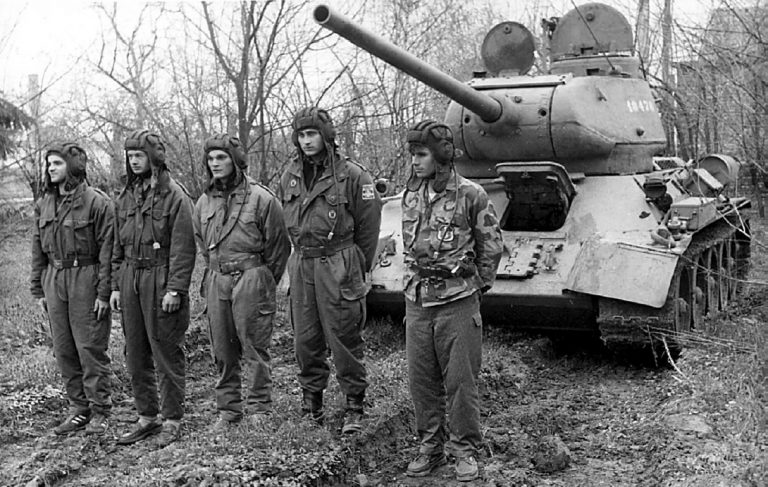 Танк Т-34-85 и его сербский экипаж перед выполнением боевой задачи. Босния, 1995 год.