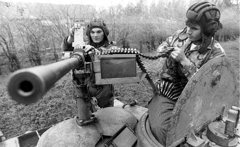 Характерной особенностью югославских «тридцатьчетверок» был крупнокалиберный зенитный пулемет «Браунинг» М2 американского производства, смонтированный прямо на бронеколпаках вентиляторов.