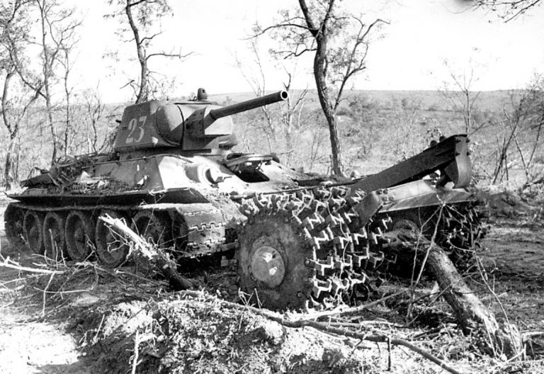 Танк Т-34, оборудованный колейным катковым минным тралом ПТ-3. Курская дуга, лето 1943 года.