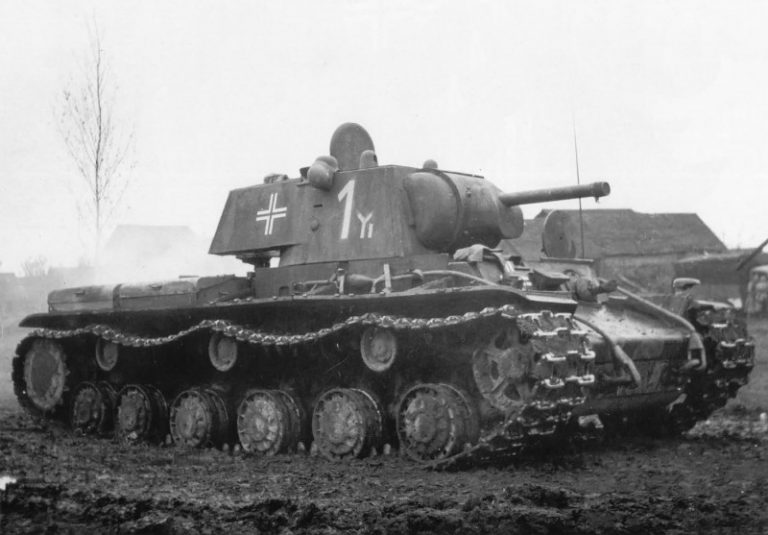 Советский танк КВ-1, захваченный немцами и использовавшийся в 8-й танковой дивизии вермахта в качестве учебного. На машину установлена радиостанция и нанесены опознавательные и тактические знаки.