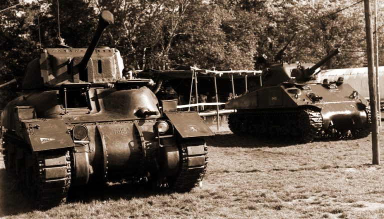 «Рэм» последней серии (слева) и «Шерман» (справа), выставка вооружения в голландском Утрехте, 1948 год. Ресурс модернизации у канадского танка иссяк прежде, чем удалось добиться уровня «Шермана»