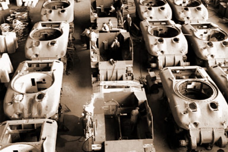 Сборка «Гризли» на заводе MLW, лето-осень 1943 года. На танках ранних серий бронировка трансмиссии выполнялась из трёх частей, соединённых болтами. В средней части снимка собирают самоходки «Секстон», выпускавшиеся сначала на шасси «Рэма», а потом и «Гризли»