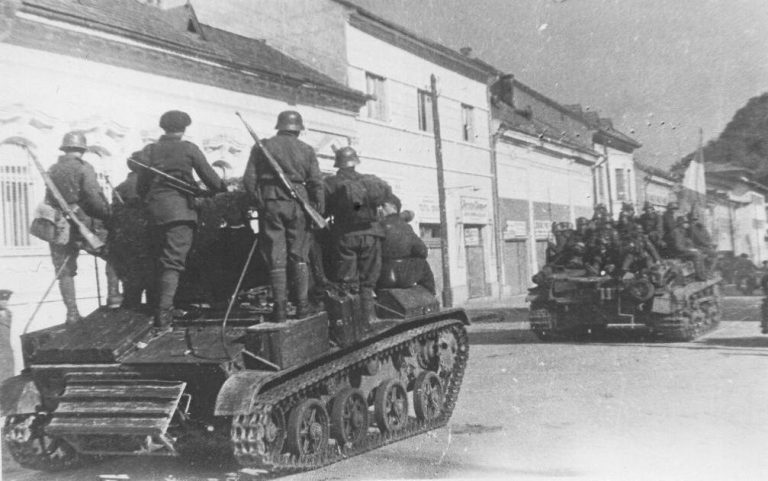 Союзники – самоходка Т.А.С.А.М. Т-60 на марше вместе с венгерским танком «Туран»