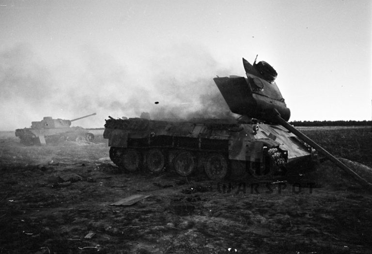 Pz.Kpfw.Panther Ausf.D из состава дивизии «Гроссдойчланд», потерянные в районе Карачева. Август 1943 года. Машина на заднем плане, судя по всему, подорвалась на мине, танк на переднем плане подорвали сами танкисты