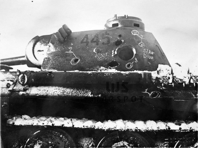 Бортовая броня немецкого танка оказалась уязвимой для огня орудий калибра 57–76 мм на дистанциях до километра. В сочетании с неважной обзорностью в боковой проекции это и стало причиной многочисленных потерь «Пантер» от флангового огня
