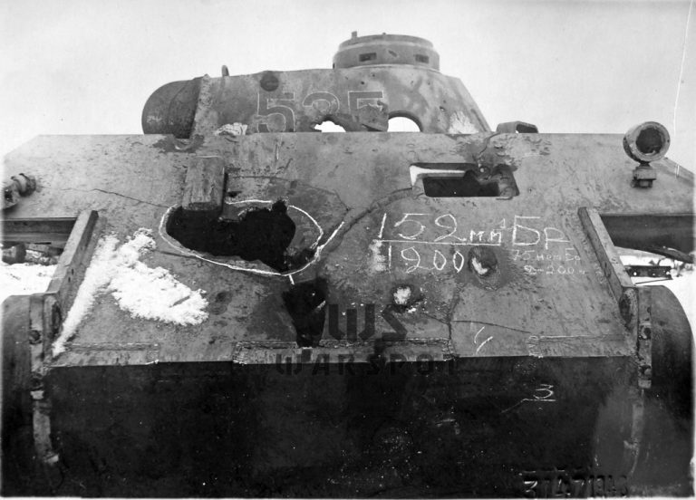 Результат попадания в лобовую часть корпуса «Пантеры» бронебойного снаряда 152-мм системы МЛ-20