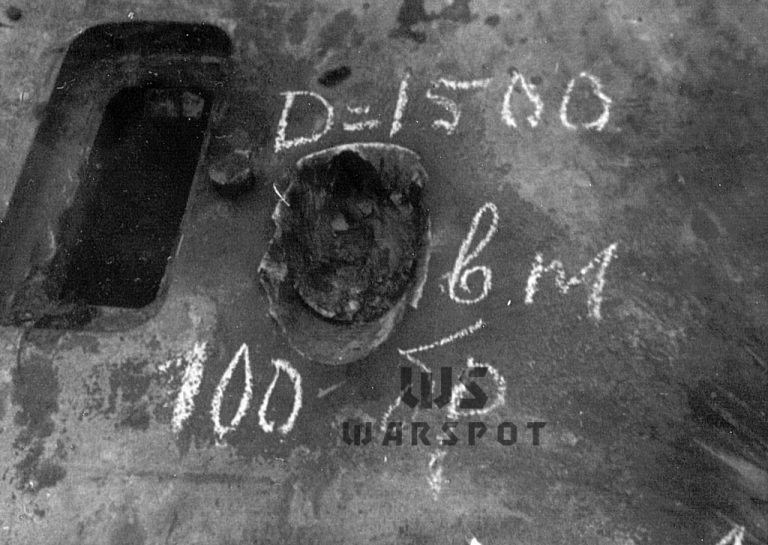 Поражение лобовой брони немецкого танка бронебойным снарядом 100-мм пушки Д-10Т. На дистанции 1500 метров пробить из неё лоб «Пантеры» не удалось, пришлось стрелять с 1200 метров