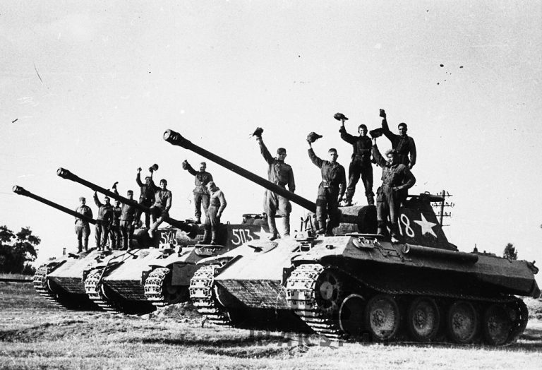 «Пантеры» из состава роты трофейных танков. 62-й гв. ттп, август 1944 года