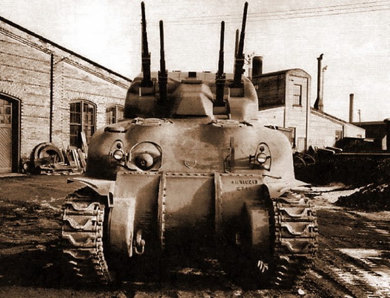 «Скинк» с первым прототипом литой башни. На танке всё ещё стоят пушки «Испано-Сюиза». Март 1944 года