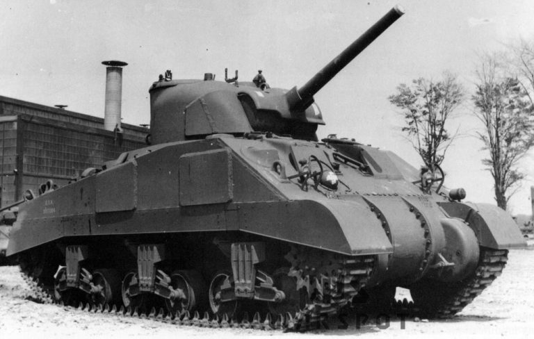 Типичный M4A4 третьей производственной серии в финальной конфигурации: танк имеет дополнительное бронирование корпуса и дополнительный броневой лист на башне