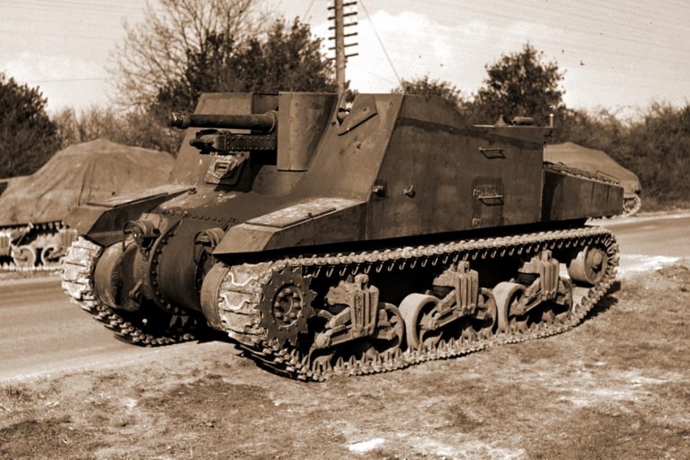«Секстон» раннего типа. На машине всё ещё стоят тележки и фары по типу танка «Рэм», гусеницы WE210 заменены американскими Т54Е1