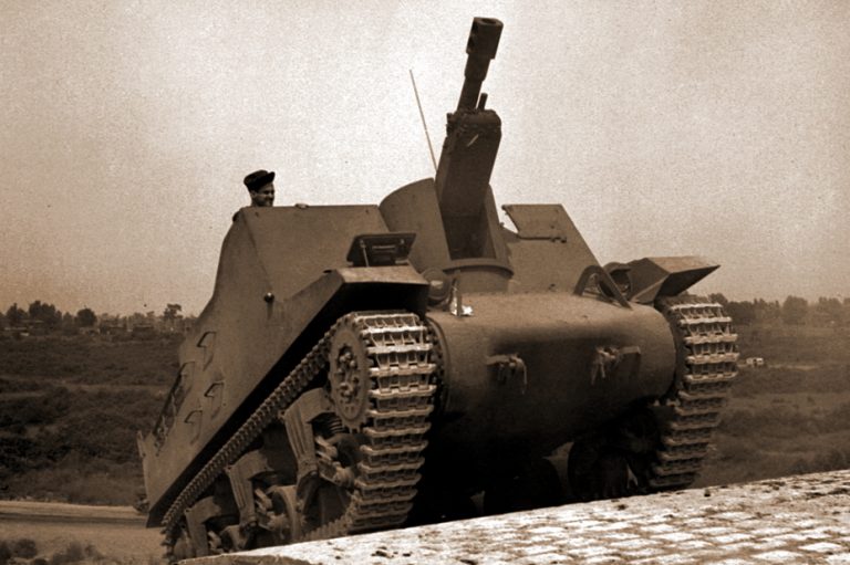 «Секстон» позднего выпуска на заводских испытаниях, ноябрь 1944 года. На машине уже присутствуют гусеницы с траками CDP, но фары ещё установлены на литую бронировку трансмиссии