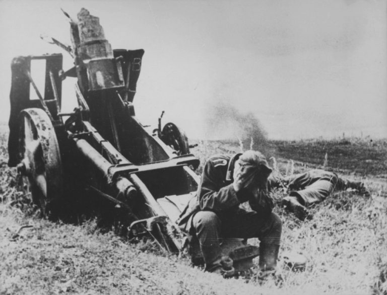Один из наиболее известных снимков, посвященных битве на Курской дуге – немецкий военнопленный сидит на лафете разбитого орудия sIG 33 Источник: waralbum.ru