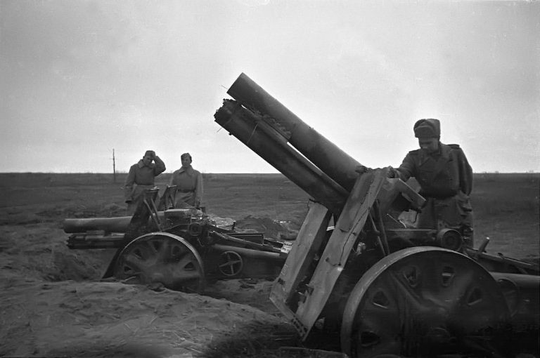 Советские военнослужащие осматривают трофейные орудия sIG 33 Источник: weapons-of-war.ucoz.ru