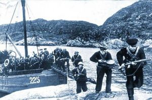 Морская пехота высаживается в Крыму, 1941 год. Вместо десантного корабля мобилизованное судно, видимо рыбацкое, но специальных десантных кораблей флот не имел.