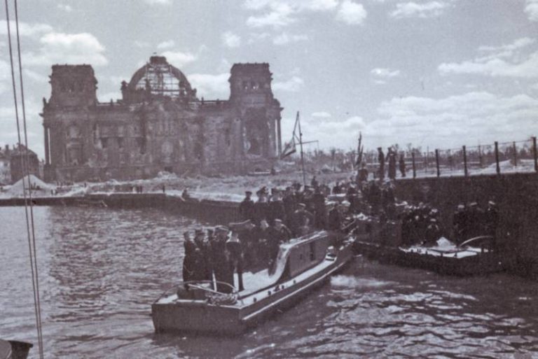 Бронекатера Днепровской флотилии на Шпрее, на заднем плане — разрушенный Рейхстаг.