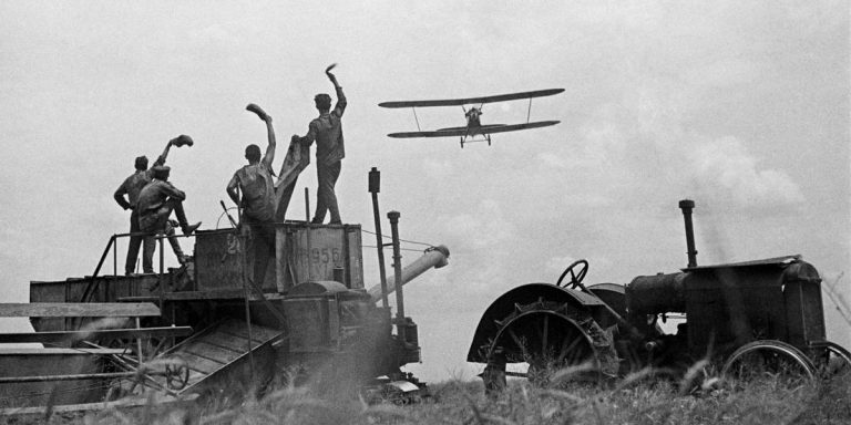 «Трактор и самолёт» (фото: Аркадий Шайхет)