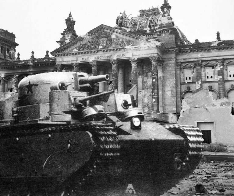 Т-35 Горьковской сборки на фоне Рейхстага.