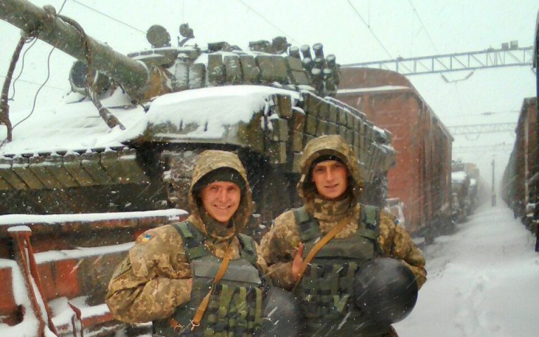 Бойцы ВСУ рядом с Т-64, доставляемым в зону АТО