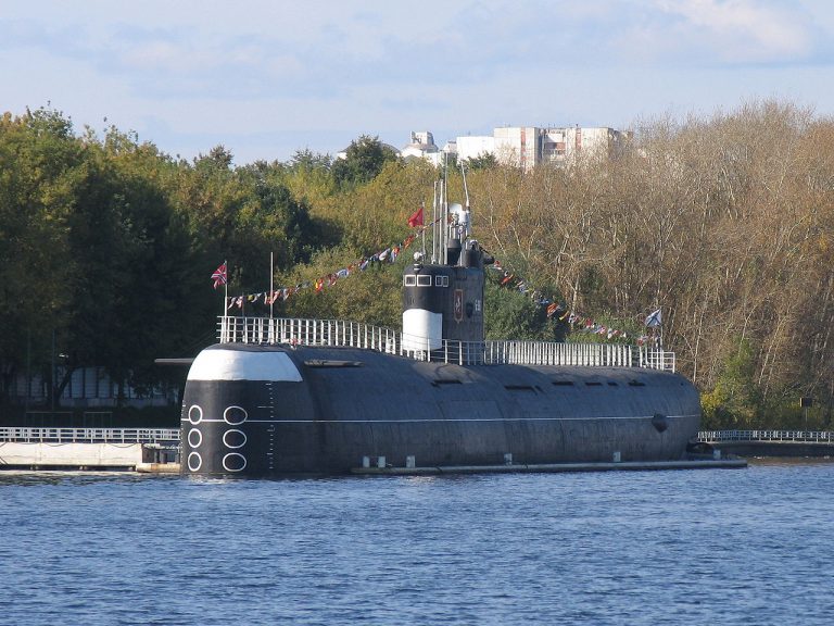 Подводная лодка Проекта 641Б Б-396 «Новосибирский комсомолец» в Музее ВМФ в парке «Северное Тушино» на берегу Химкинского водохранилища в Москве