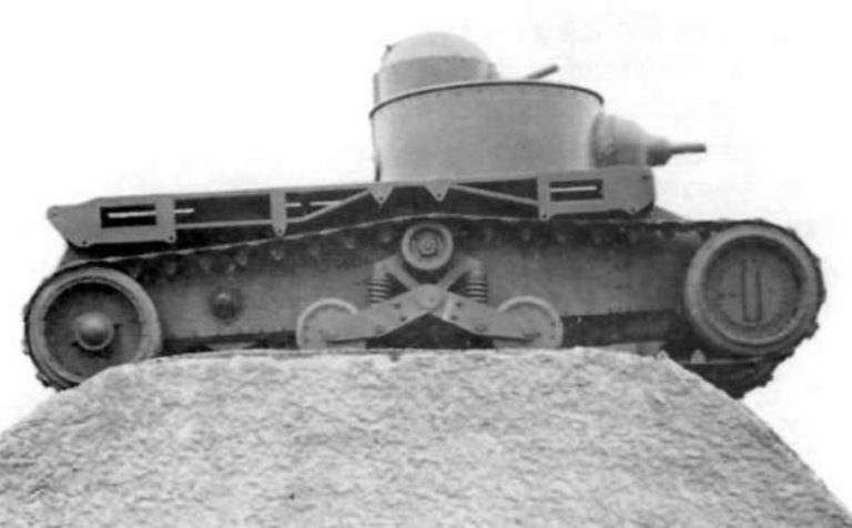 Christie tank Model of 1919. Танк М1919 в ходе испытаний преодолевает искусственное препятствие в виде насыпного холма с углом въезда 35 градусов и углом съезда 45 градусов. Надо заметить, что даже для современных военных гусеничных машин такое препятствие является достаточно серьезным.