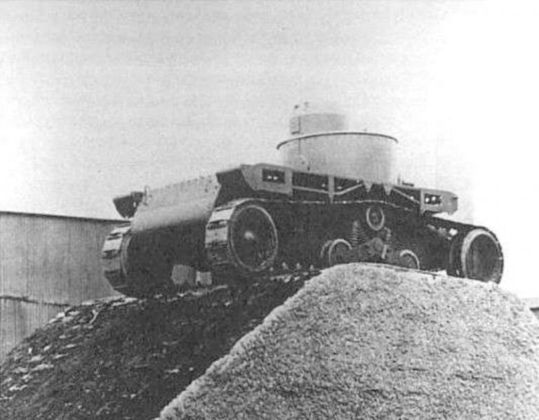 Christie tank Model of 1919. Тот же момент испытаний, снимок с другого ракурса (вид справа-сзади). Виден верхний наклонный лист кормы корпуса, закрепленный болтами и снабженный двумя рукоятками – этот лист играл роль крышки моторно- трансмиссионного отделения.