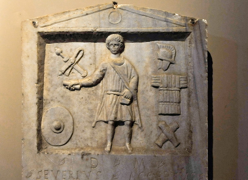 Стела Северия Акцепта, солдата VIII Августа легиона. Конец III века. н.э. Археологический музей, Стамбул