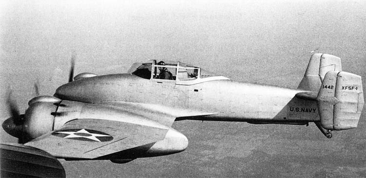 прототип палубного истребителя Grumman XF5F-1 Skyrocket с измененными носовой частью фюзеляжа и гондолами на земле и в воздухе