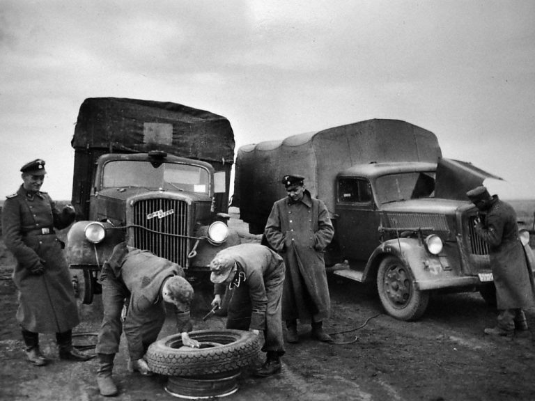 Военнослужащие 5-й танковой дивизии СС «Викинг» (5 SS-Panzer-Division „Wiking“) ремонтируют колеса грузовика Opel Blitz 3.6-36S