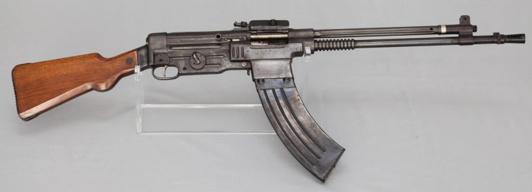 Вид на Calzada Bayo/Fusil Asalto CB-51 справа 