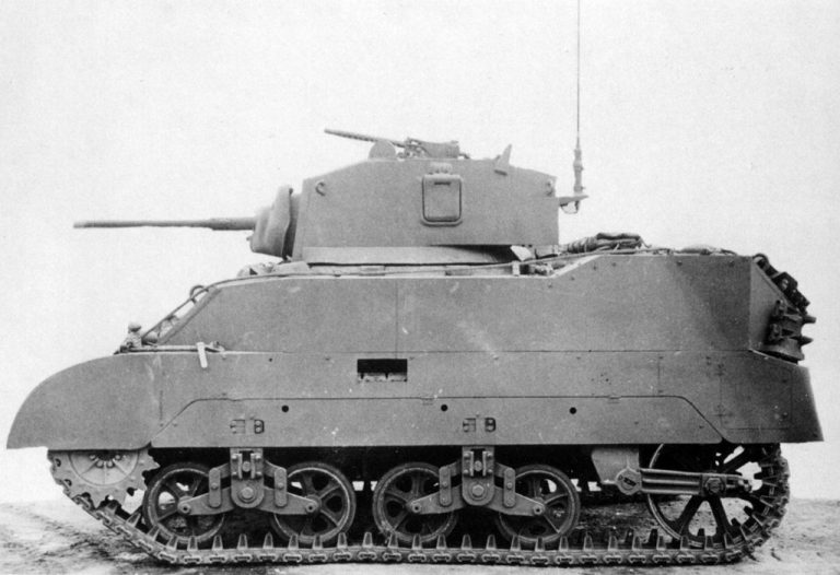 Первый вариант Light Tank M5A1. Помимо раннего варианта противопылевых экранов, эти машины отличались наличием в бортах башен смотровых лючков