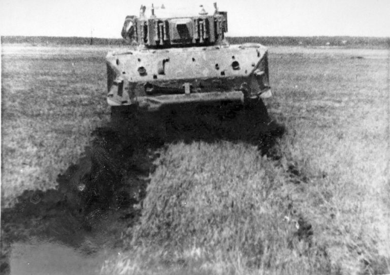 Эта же машина на испытаниях по езде по болоту, весна 1945 года