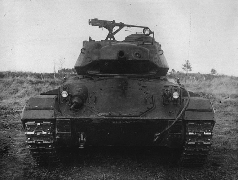 Характерной деталью нового американского танка был большой люк для демонтажа коробки передач в верхнем лобовом листе