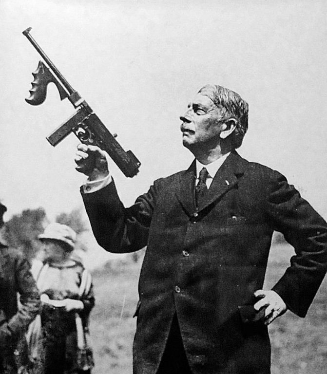 Генерал Джон Томпсон со своим пистолетом-пулеметом. Хорошо видна рукоятка под стволом, отсутствовавшая на французском образце.