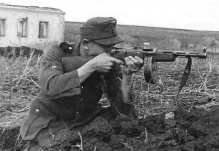 ППД-40 в руках немецкого солдата.