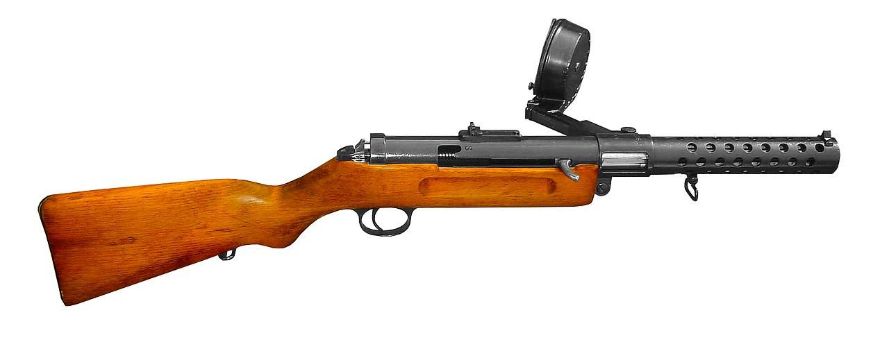 МР-18 с магазином-улиткой на 32 патрона от пистолета «Парабеллум».
