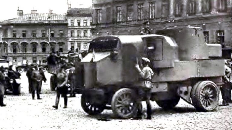 Garford на Дворцовой площади Петрограда. Июнь 1917 года (фото D. Thompson)