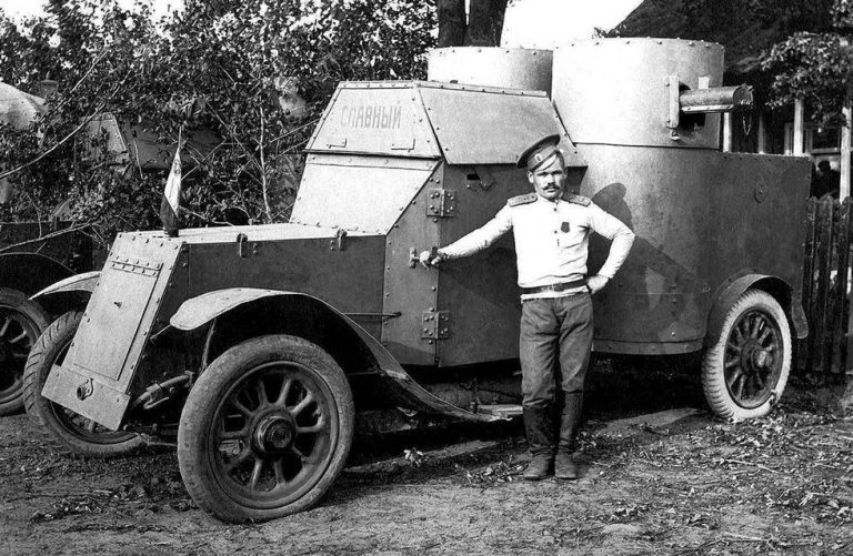 Наиболее распространенный в России броневик Austin первой серии. 1914 год