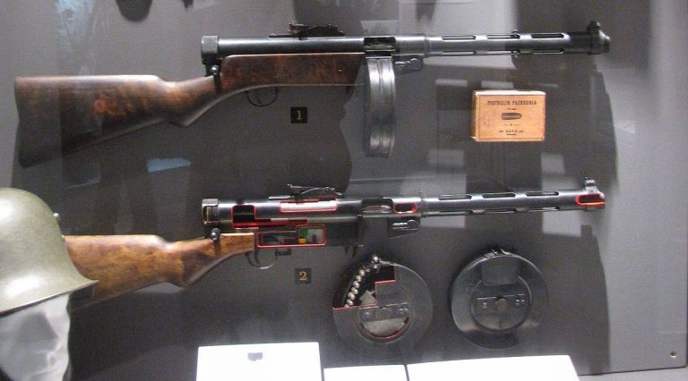 Пистолет-пулемет «Суоми». Внешний вид и вид с разрезами. Хорошо видна Г-образная рукоятка перезаряжания, расположенная сзади слева.