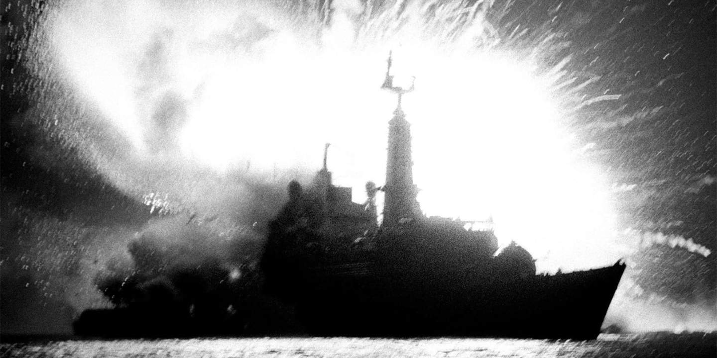 Взрыв на фрегате «Антилоуп», вызванный попыткой обезвреживания аргентинской бомбы (фото: IWM)