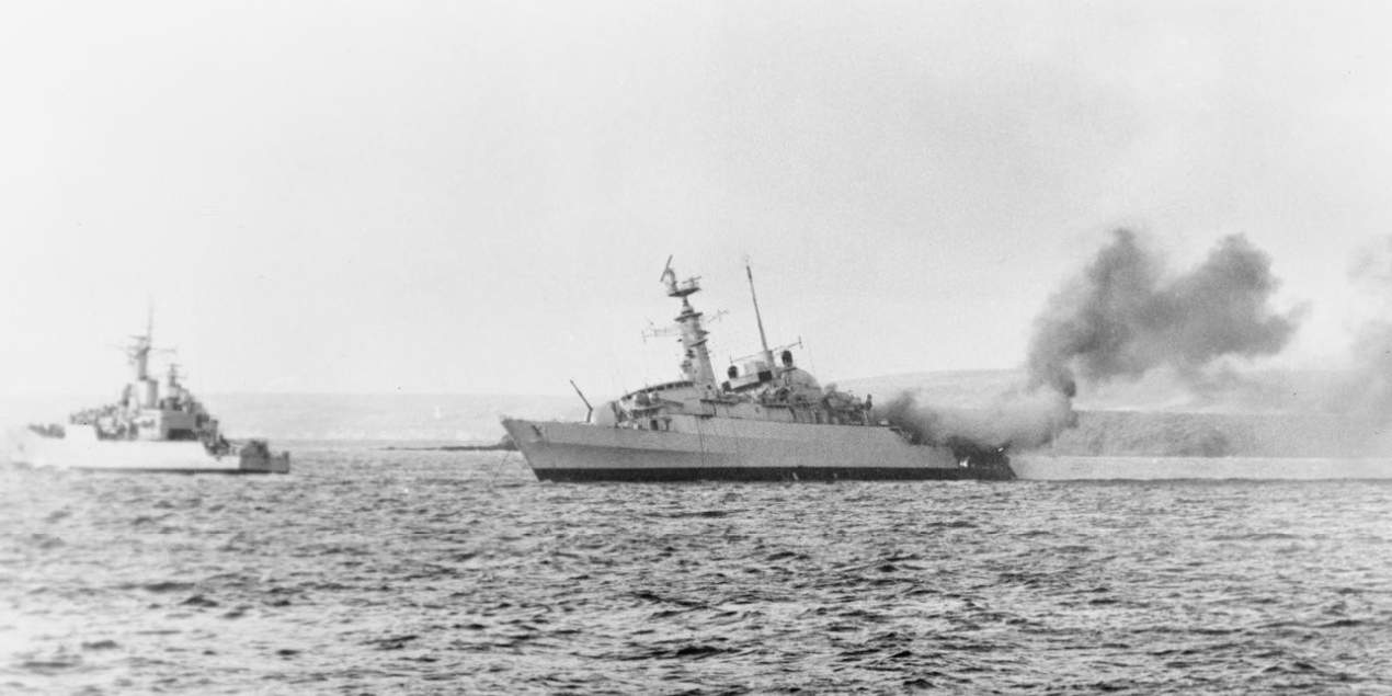 Оставление фрегата «Ардент» после эвакуации личного состава (фото: IWM)