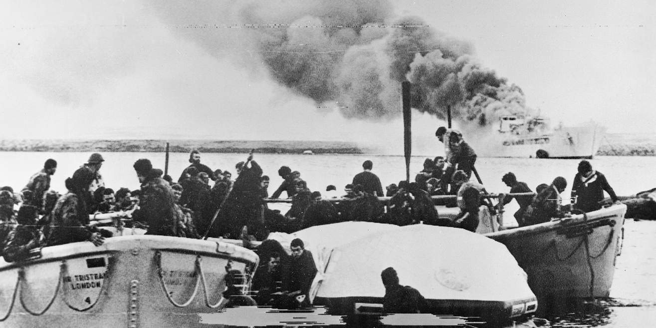 Эвакуация личного состава с горящего десантного корабля (фото: IWM)