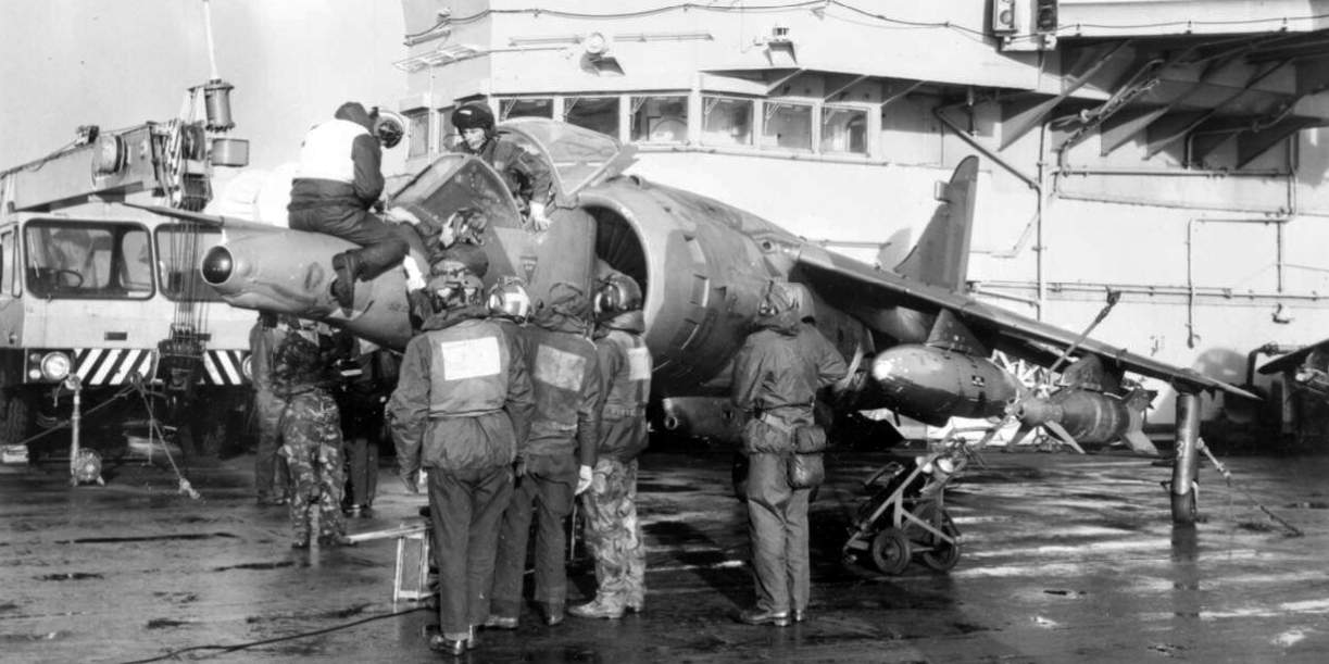 В гостях у флота: как сухопутные «харриеры» с авианосцев аргентинцев бомбили